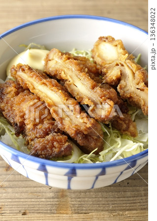 マヨネーズとからあげ丼 136348022