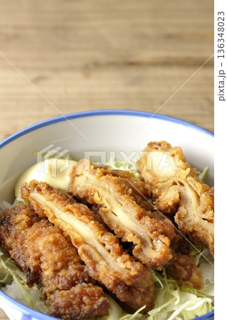 マヨネーズとからあげ丼 マヨネーズとからあげ丼 136348023
