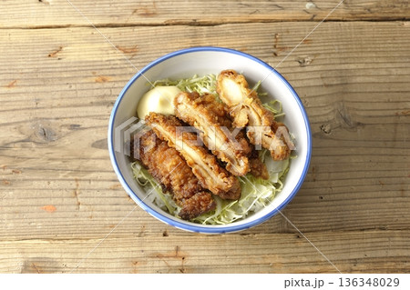 マヨネーズとからあげ丼 マヨネーズとからあげ丼 136348029