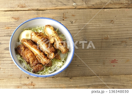 マヨネーズとからあげ丼 マヨネーズとからあげ丼 136348030