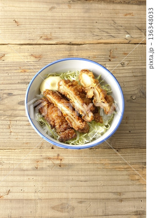 マヨネーズとからあげ丼 136348033