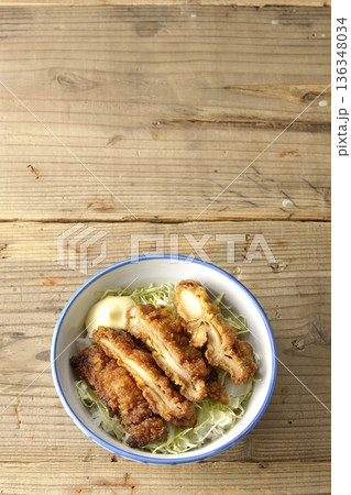 マヨネーズとからあげ丼 136348034