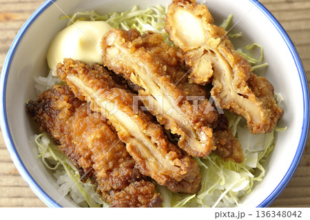 マヨネーズとからあげ丼 136348042