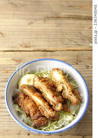 マヨネーズとからあげ丼 136348048