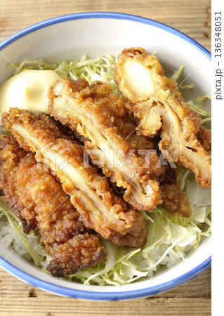 マヨネーズとからあげ丼 136348051