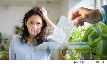 バイオテクノロジーと自然の力による抜け毛の解決とヘアケアのコンセプト バイオテクノロジーと自然の力による抜け毛の解決とヘアケアのコンセプト 136348101