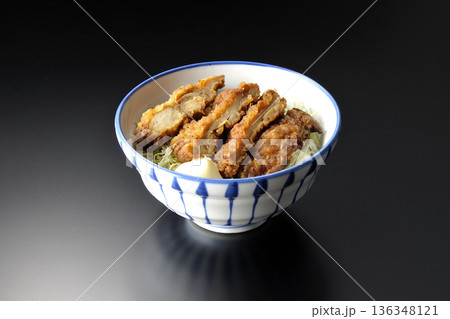 マヨネーズとからあげ丼を黒背景で撮影 136348121