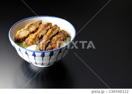 マヨネーズとからあげ丼を黒背景で撮影 136348122