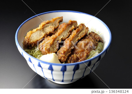 マヨネーズとからあげ丼を黒背景で撮影 マヨネーズとからあげ丼を黒背景で撮影 136348124