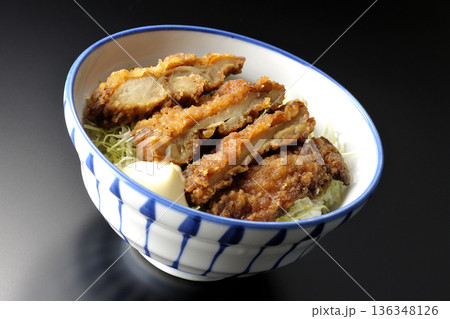 マヨネーズとからあげ丼を黒背景で撮影 136348126