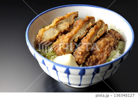 マヨネーズとからあげ丼を黒背景で撮影 136348127