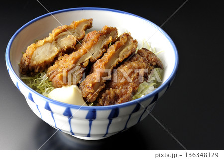 マヨネーズとからあげ丼を黒背景で撮影 136348129
