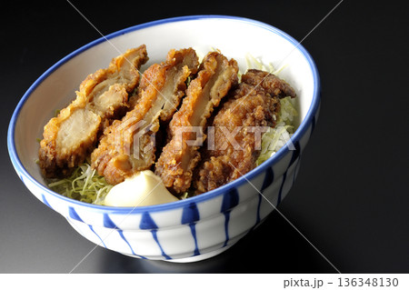 マヨネーズとからあげ丼を黒背景で撮影 136348130