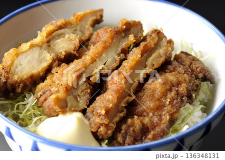 マヨネーズとからあげ丼を黒背景で撮影 マヨネーズとからあげ丼を黒背景で撮影 136348131