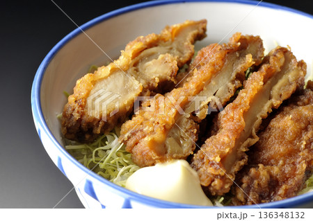 マヨネーズとからあげ丼を黒背景で撮影 136348132