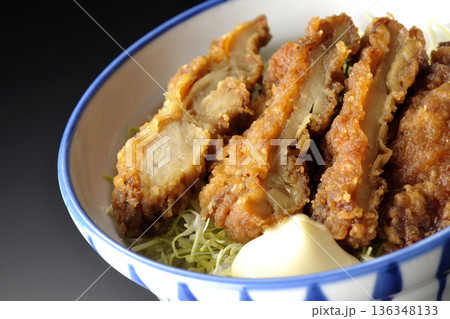 マヨネーズとからあげ丼を黒背景で撮影 136348133