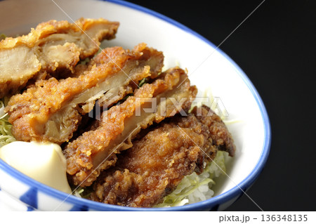 マヨネーズとからあげ丼を黒背景で撮影 136348135