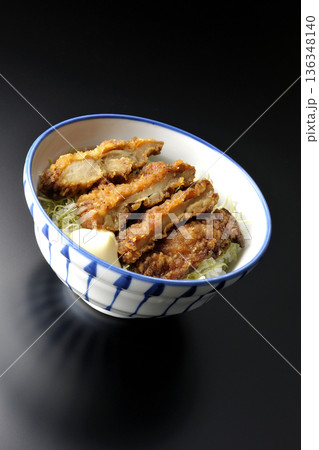 マヨネーズとからあげ丼を黒背景で撮影 136348140