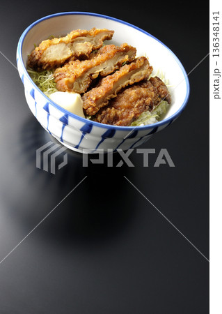 マヨネーズとからあげ丼を黒背景で撮影 マヨネーズとからあげ丼を黒背景で撮影 136348141