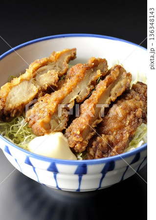 マヨネーズとからあげ丼を黒背景で撮影 136348143