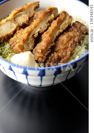 マヨネーズとからあげ丼を黒背景で撮影 136348145