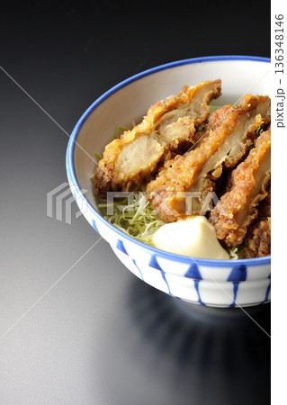 マヨネーズとからあげ丼を黒背景で撮影 136348146