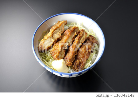 マヨネーズとからあげ丼を黒背景で撮影 136348148