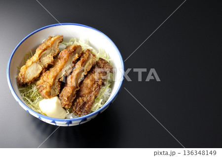 マヨネーズとからあげ丼を黒背景で撮影 136348149