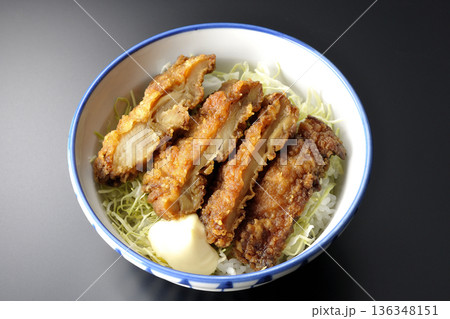 マヨネーズとからあげ丼を黒背景で撮影 136348151