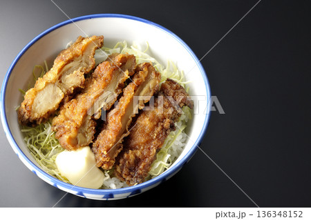 マヨネーズとからあげ丼を黒背景で撮影 136348152