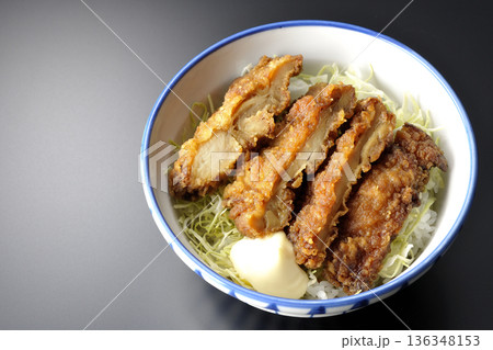 マヨネーズとからあげ丼を黒背景で撮影 136348153