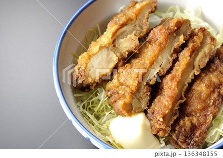 マヨネーズとからあげ丼を黒背景で撮影 マヨネーズとからあげ丼を黒背景で撮影 136348155