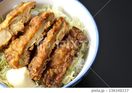 マヨネーズとからあげ丼を黒背景で撮影 136348157