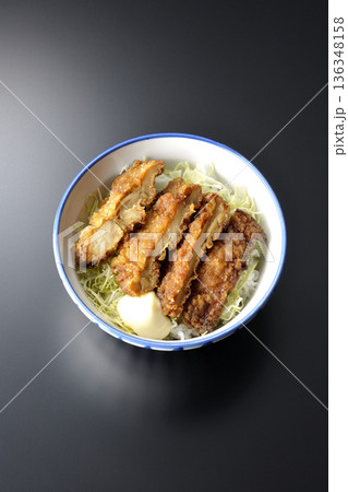 マヨネーズとからあげ丼を黒背景で撮影 136348158