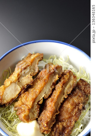 マヨネーズとからあげ丼を黒背景で撮影 136348165