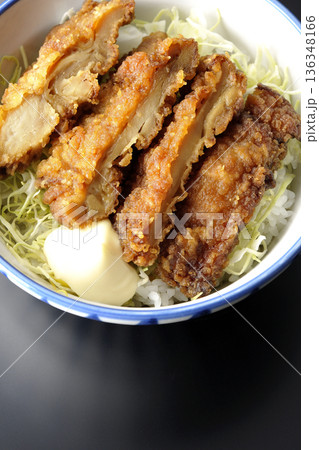 マヨネーズとからあげ丼を黒背景で撮影 マヨネーズとからあげ丼を黒背景で撮影 136348166