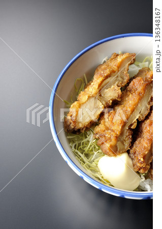 マヨネーズとからあげ丼を黒背景で撮影 136348167
