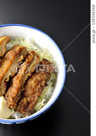マヨネーズとからあげ丼を黒背景で撮影 マヨネーズとからあげ丼を黒背景で撮影 136348168