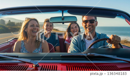ドライブを楽しむファミリー 136348183