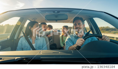 ドライブを楽しむファミリー 136348184
