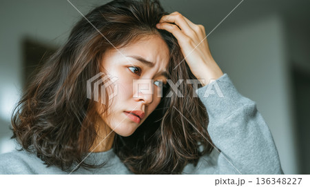 抜け毛と髪のダメージに悩む若い女性の深刻なポートレート 136348227
