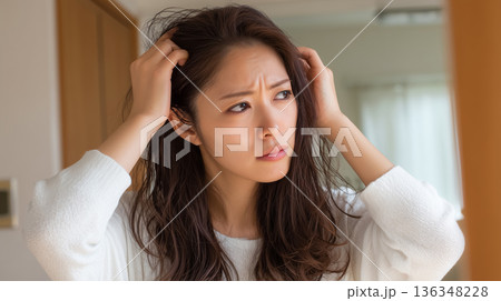抜け毛と髪のダメージに悩む若い女性の深刻なポートレート 136348228
