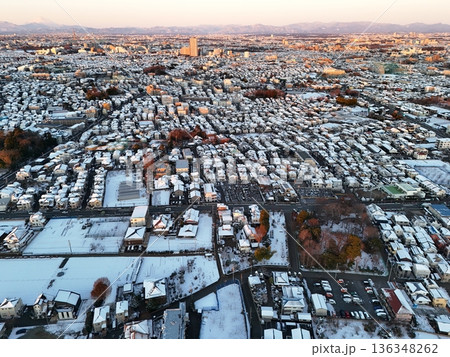 <鳥瞰>雪景色の朝・東京 <鳥瞰>雪景色の朝・東京 136348262
