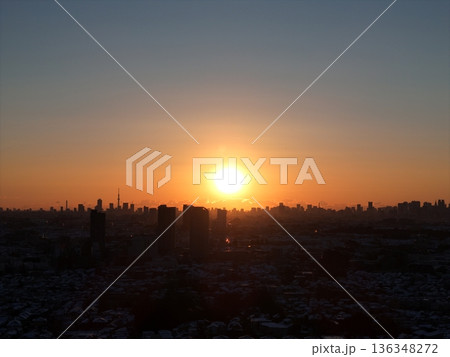 <鳥瞰>雪景色の朝・東京 <鳥瞰>雪景色の朝・東京 136348272