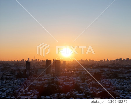 ＜鳥瞰＞雪景色の朝・東京 136348273