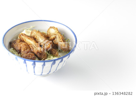 マヨネーズとからあげ丼を白背景で撮影 マヨネーズとからあげ丼を白背景で撮影 136348282