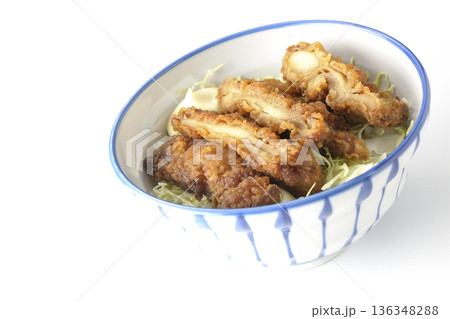 マヨネーズとからあげ丼を白背景で撮影 136348288
