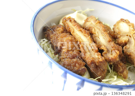 マヨネーズとからあげ丼を白背景で撮影 マヨネーズとからあげ丼を白背景で撮影 136348291