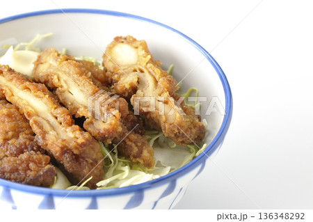 マヨネーズとからあげ丼を白背景で撮影 136348292