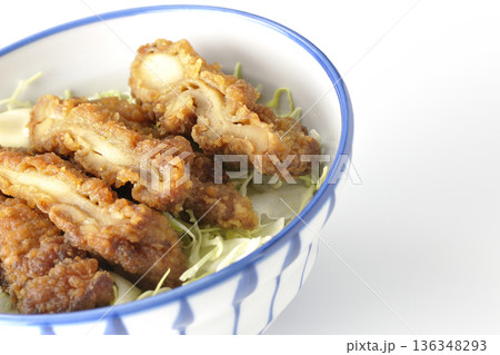 マヨネーズとからあげ丼を白背景で撮影 マヨネーズとからあげ丼を白背景で撮影 136348293